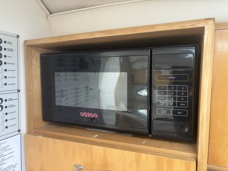 Slide: The Image of Larson Cabrio 330 Mid Cabin 2000 - 24