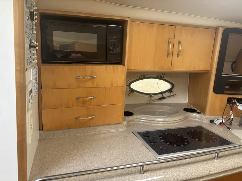 Slide: The Image of Larson Cabrio 330 Mid Cabin 2000 - 25