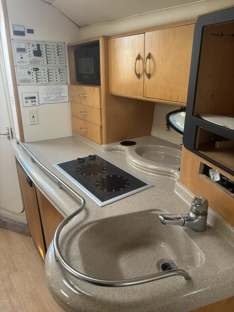 Slide: The Image of Larson Cabrio 330 Mid Cabin 2000 - 26