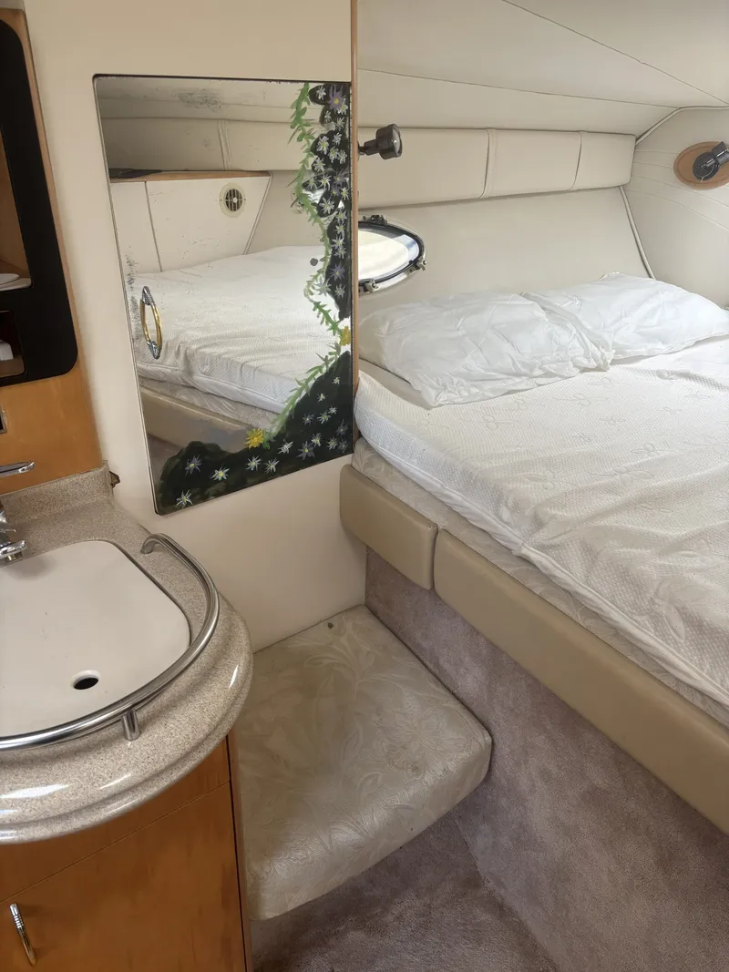 Slide: The Image of Larson Cabrio 330 Mid Cabin 2000 - 27