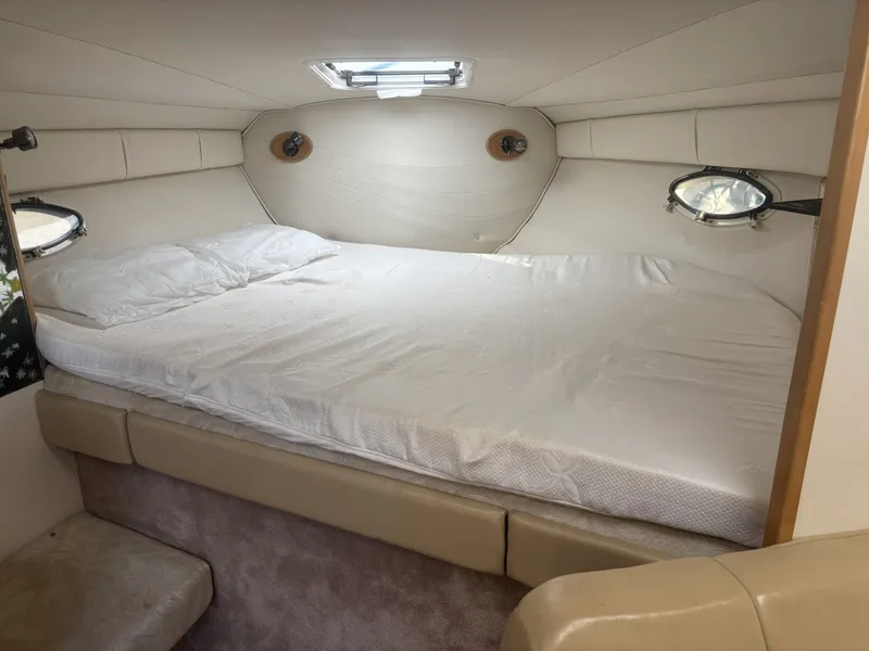 Slide: The Image of Larson Cabrio 330 Mid Cabin 2000 - 28