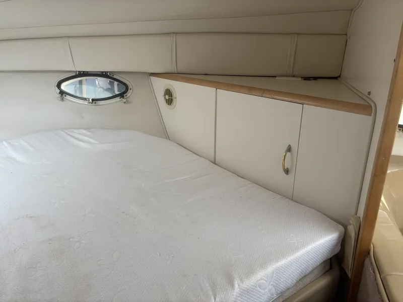 Slide: The Image of Larson Cabrio 330 Mid Cabin 2000 - 29