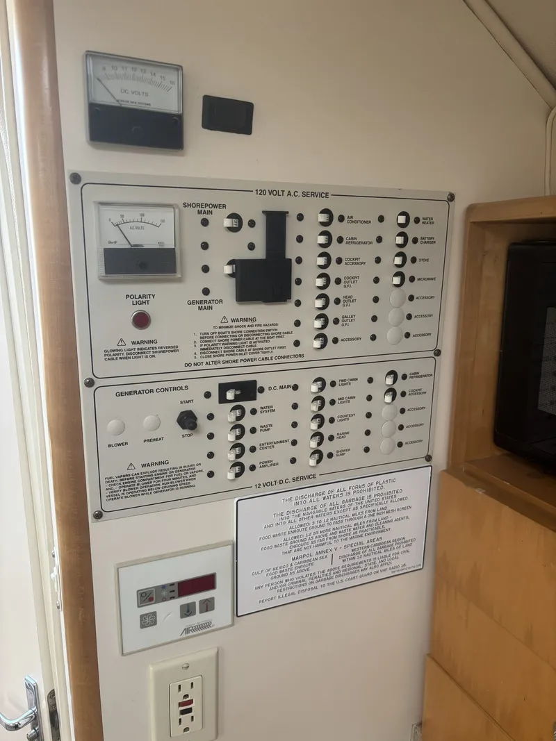 Slide: The Image of Larson Cabrio 330 Mid Cabin 2000 - 30