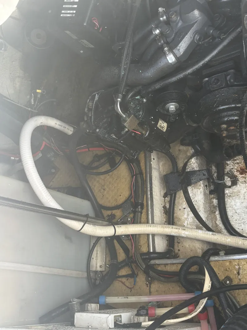 Slide: The Image of Larson Cabrio 330 Mid Cabin 2000 - 31