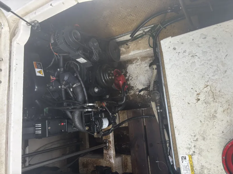 Slide: The Image of Larson Cabrio 330 Mid Cabin 2000 - 34