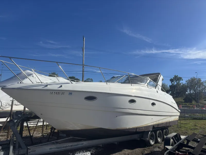 Slide: The Image of Larson Cabrio 330 Mid Cabin 2000 - 4