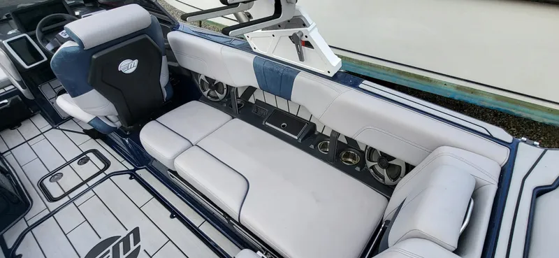 Slide: The Image of Malibu Wakesetter 23 MXZ 2021 - 11