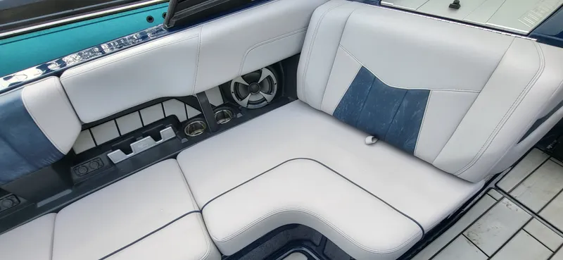 Slide: The Image of Malibu Wakesetter 23 MXZ 2021 - 14