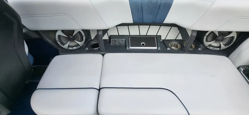 Slide: The Image of Malibu Wakesetter 23 MXZ 2021 - 15