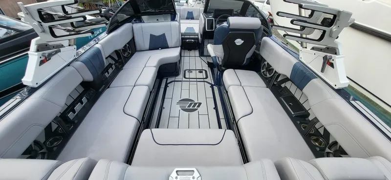 Slide: The Image of Malibu Wakesetter 23 MXZ 2021 - 2