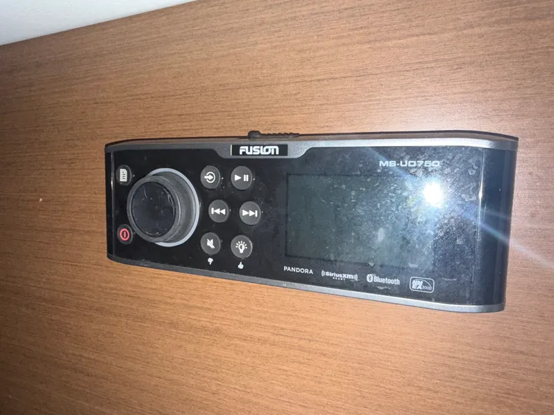 Slide: The Image of Sea Ray 350 SLX 2015 - 18