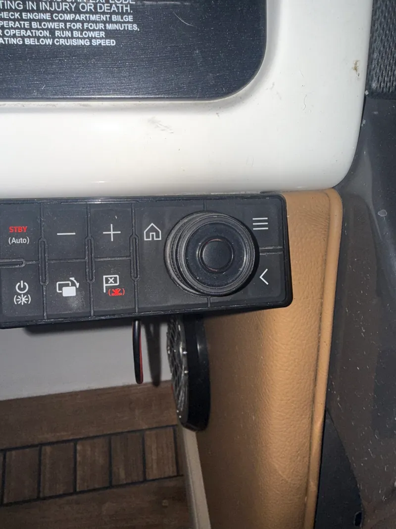 Slide: The Image of Sea Ray 350 SLX 2015 - 20