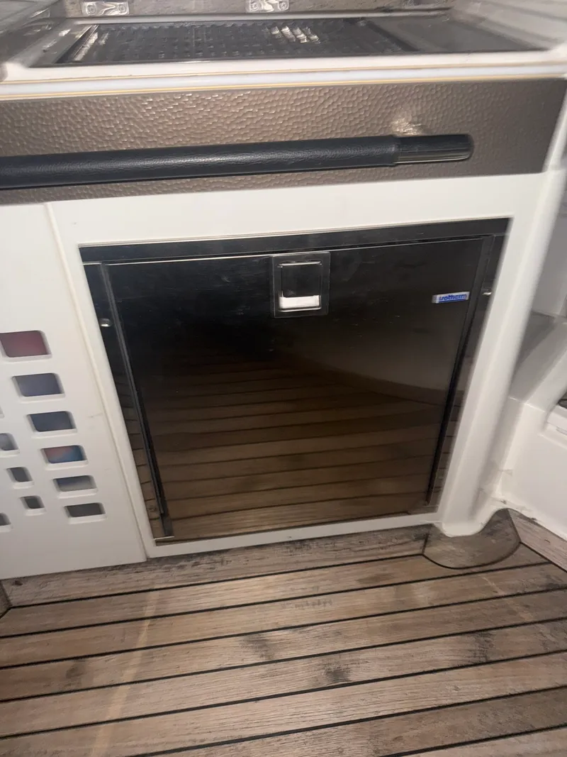 Slide: The Image of Sea Ray 350 SLX 2015 - 21