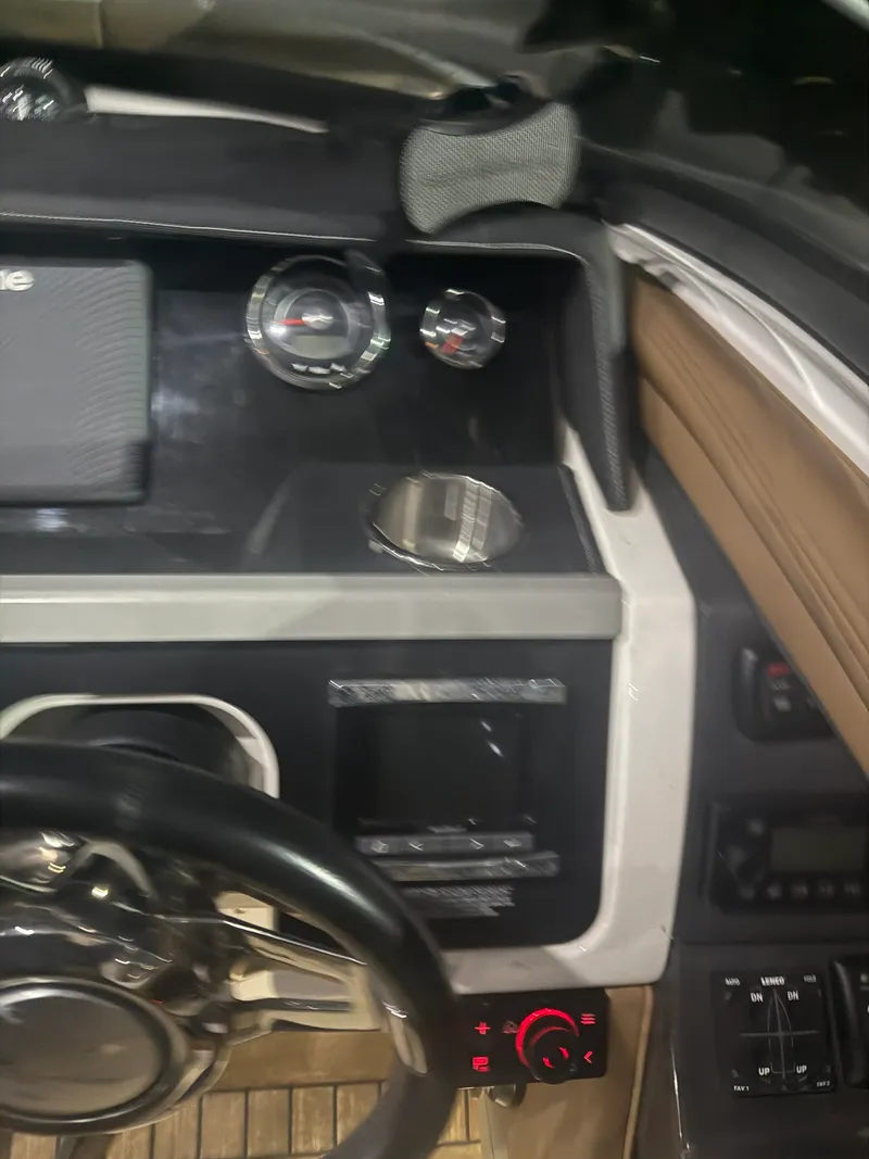 Slide: The Image of Sea Ray 350 SLX 2015 - 8