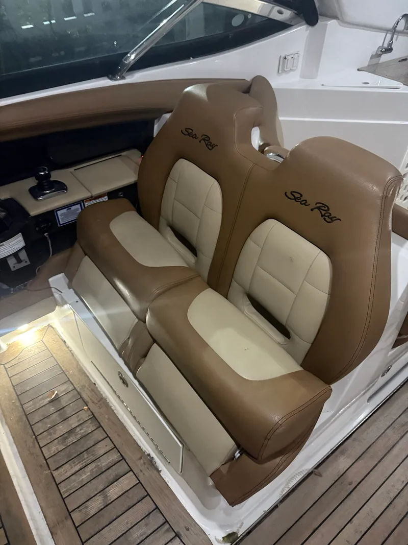 Slide: The Image of Sea Ray 350 SLX 2015 - 9