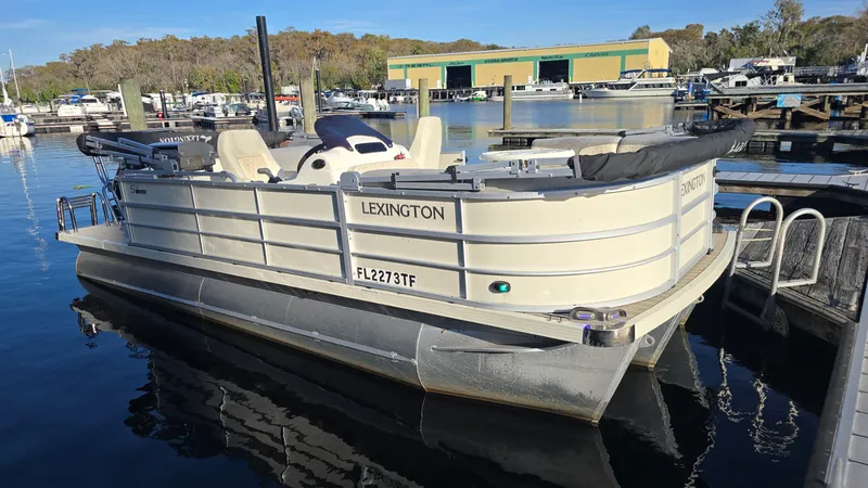 The Image of Lexington 521 5 Series 2022 - 10