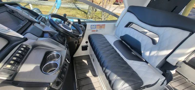 Slide: The Image of Monterey 335 Sport Yacht 2016 - 14