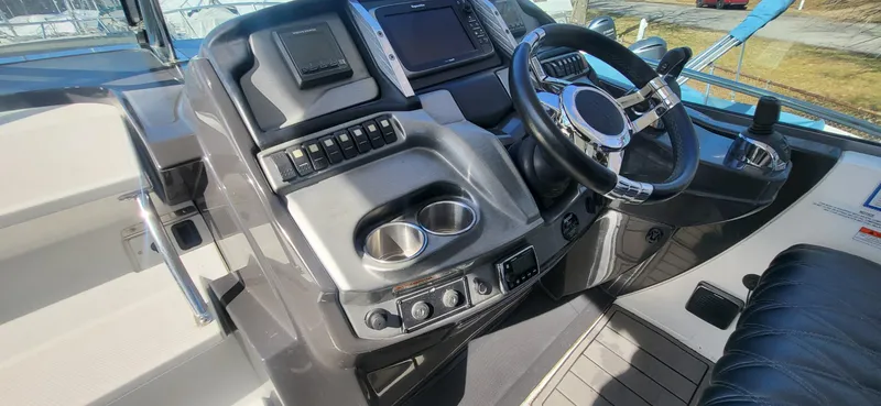 Slide: The Image of Monterey 335 Sport Yacht 2016 - 15