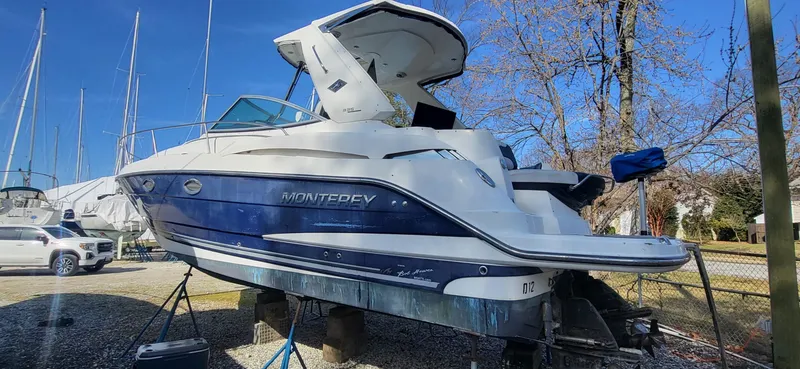 Slide: The Image of Monterey 335 Sport Yacht 2016 - 8