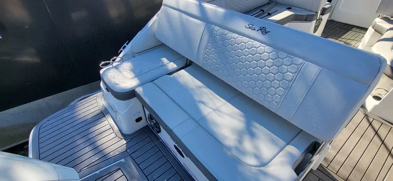 Slide: The Image of Sea Ray 250 SDX 2022 - 15