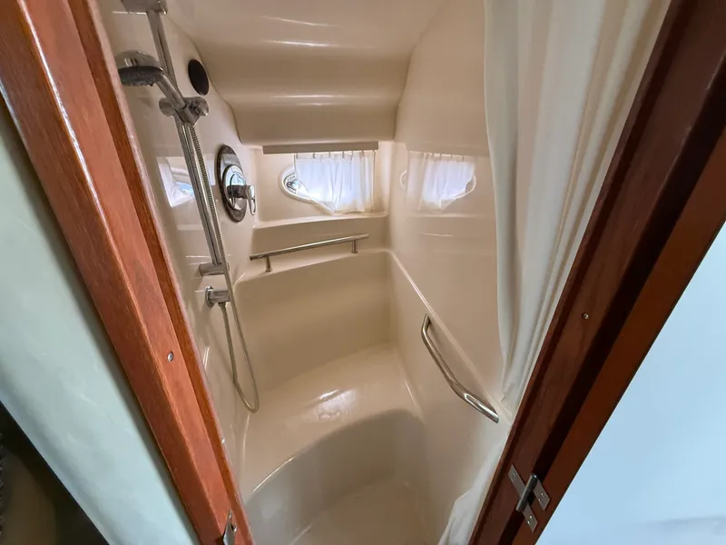 Slide: The Image of Sea Ray 390 Sundancer 2005 - 16