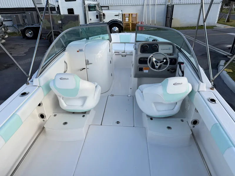 The Image of Robalo 207 Dual Console 2020 - 0