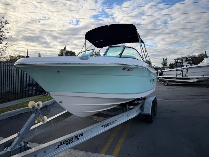 Slide: The Image of Robalo 207 Dual Console 2020 - 4