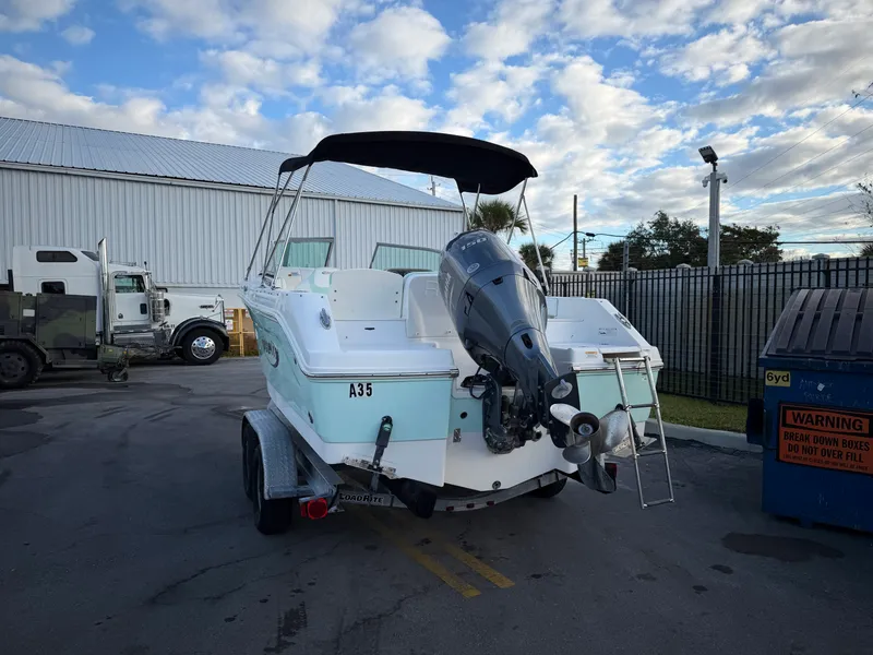 Slide: The Image of Robalo 207 Dual Console 2020 - 8