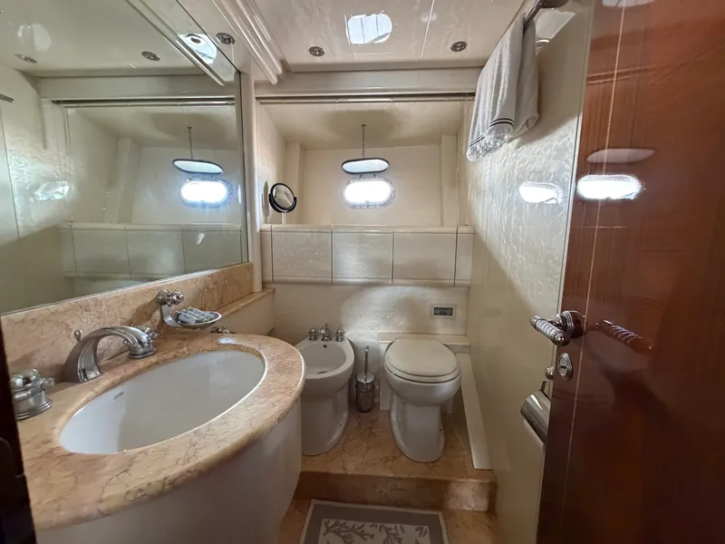 Slide: The Image of Mangusta 72 2004 - 18