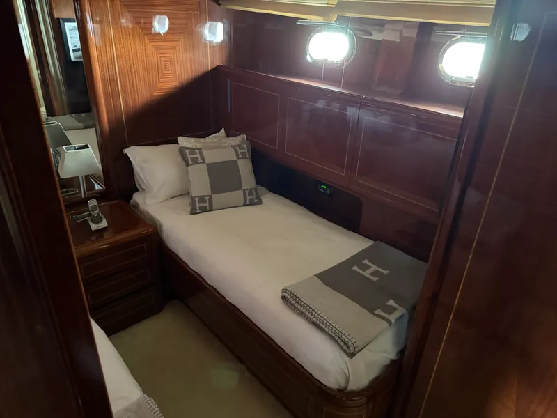 Slide: The Image of Mangusta 72 2004 - 27