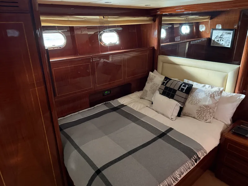 Slide: The Image of Mangusta 72 2004 - 28