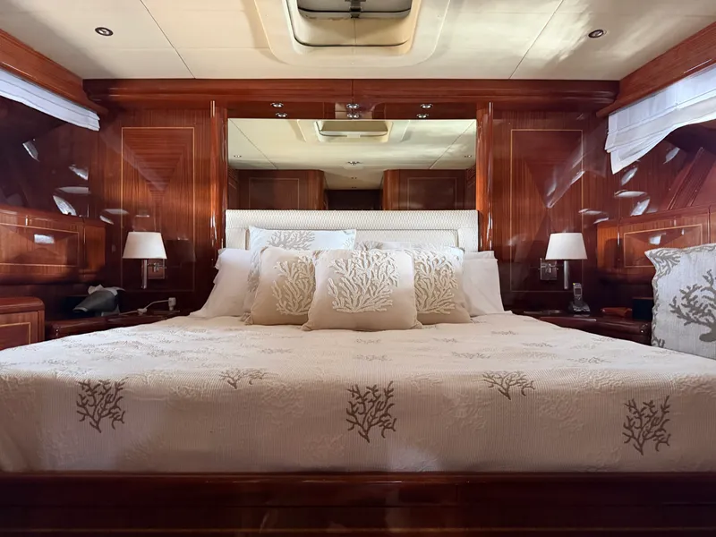 Slide: The Image of Mangusta 72 2004 - 3