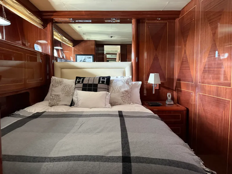 Slide: The Image of Mangusta 72 2004 - 30