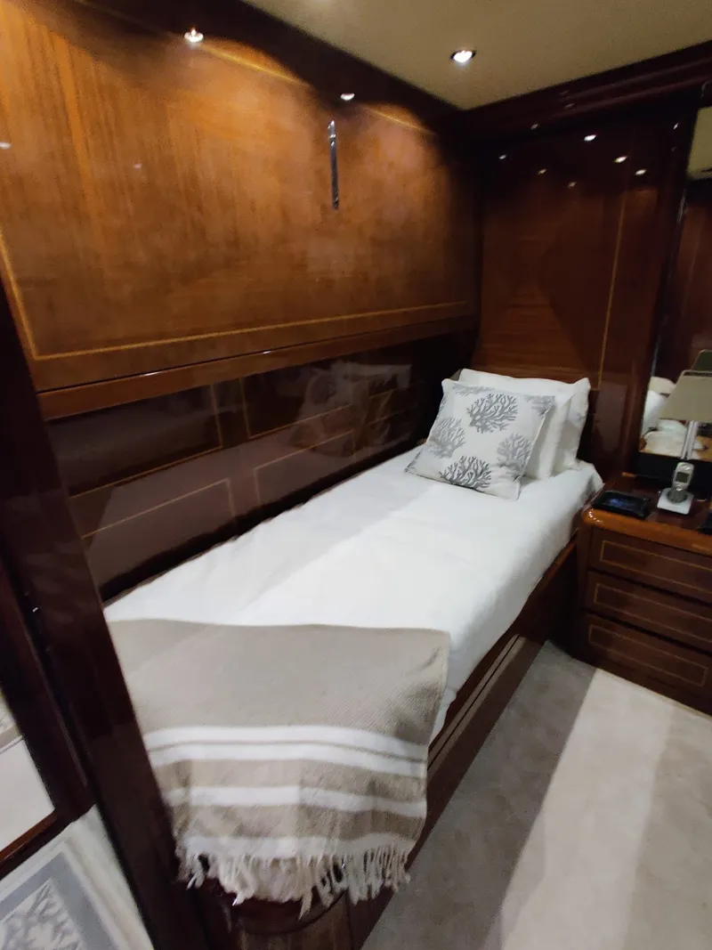 Slide: The Image of Mangusta 72 2004 - 34