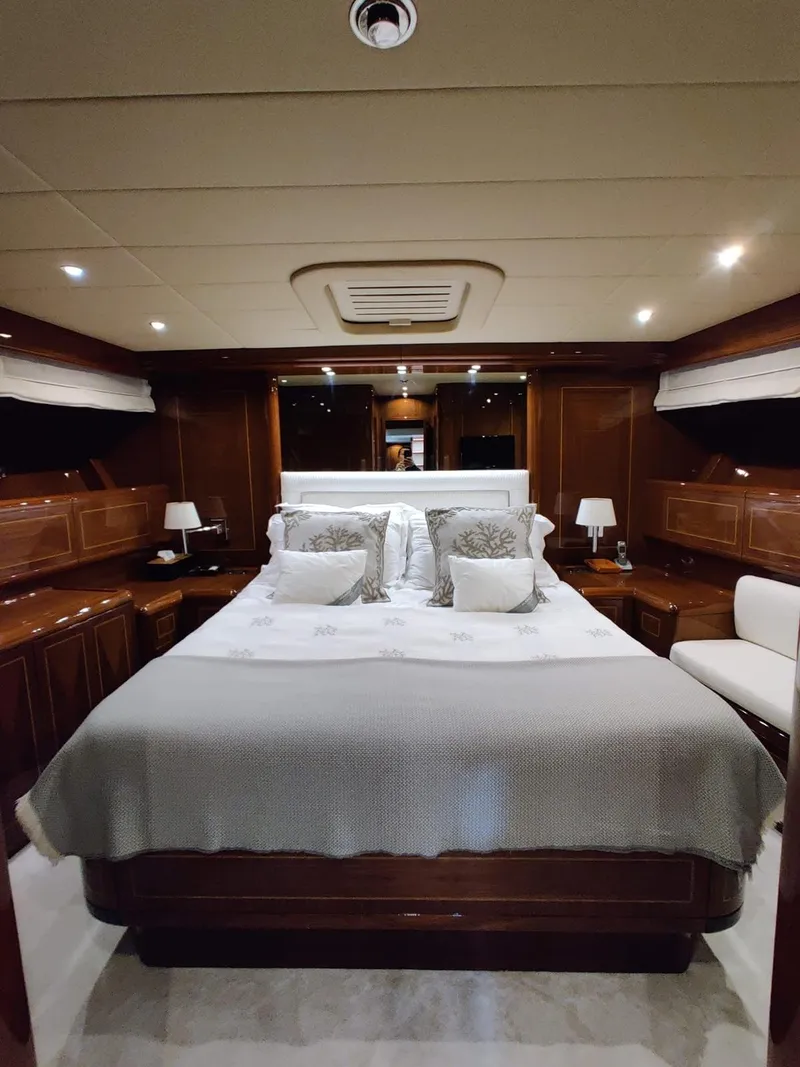 Slide: The Image of Mangusta 72 2004 - 36