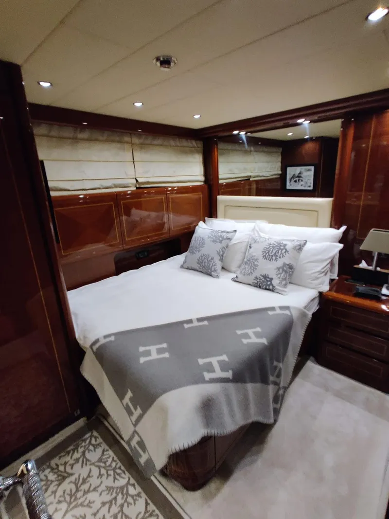 Slide: The Image of Mangusta 72 2004 - 37