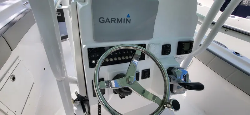 Slide: The Image of Aquasport 2500 Center Console 2021 - 15