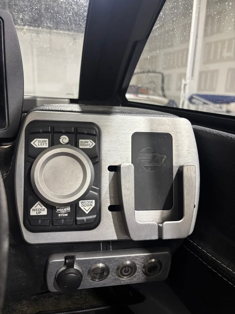 Slide: The Image of Malibu Wakesetter 23 LSV 2020 - 23