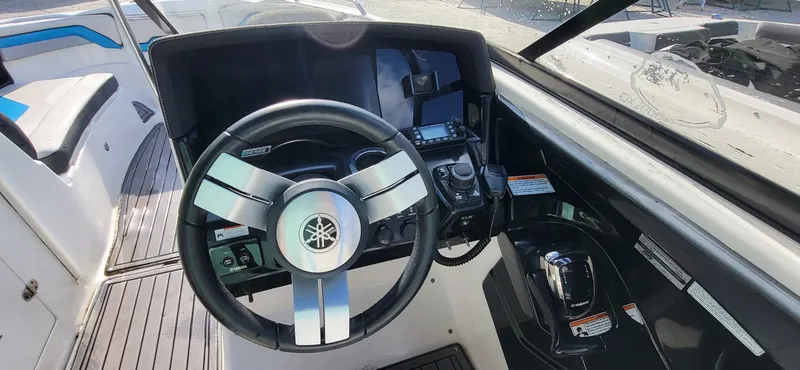 Slide: The Image of Yamaha 242X E-Series 2018 - 1