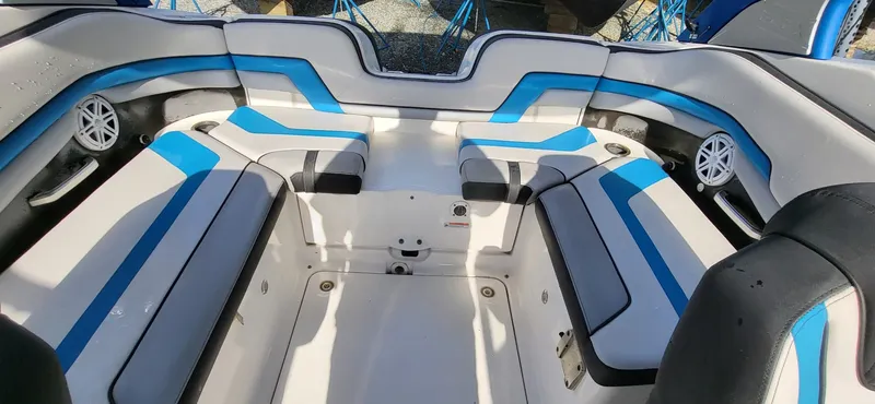 Slide: The Image of Yamaha 242X E-Series 2018 - 10