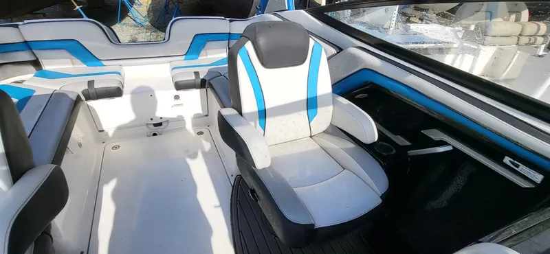Slide: The Image of Yamaha 242X E-Series 2018 - 9