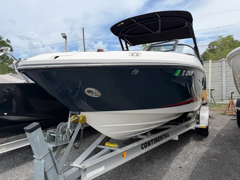 Slide: The Image of Sea Ray SLX 230 2019 - 3