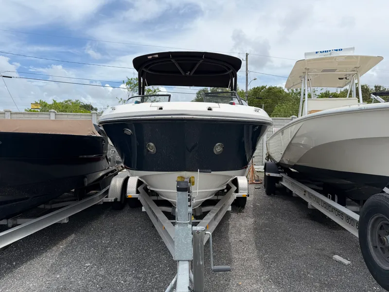 Slide: The Image of Sea Ray SLX 230 2019 - 4