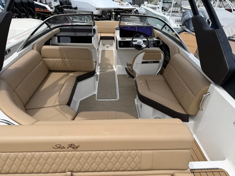 Slide: The Image of Sea Ray SLX 230 2019 - 6