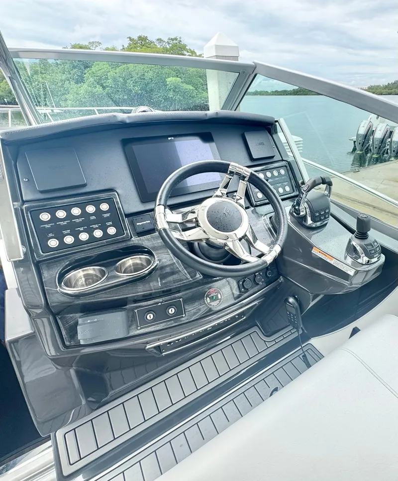 Slide: The Image of Monterey 355 SY 2021 - 13