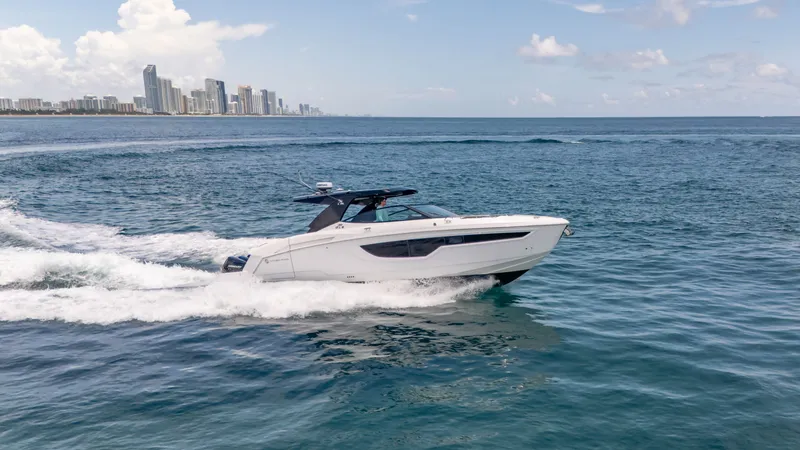 The Image of Cruisers 38 GLS 2021 - 0