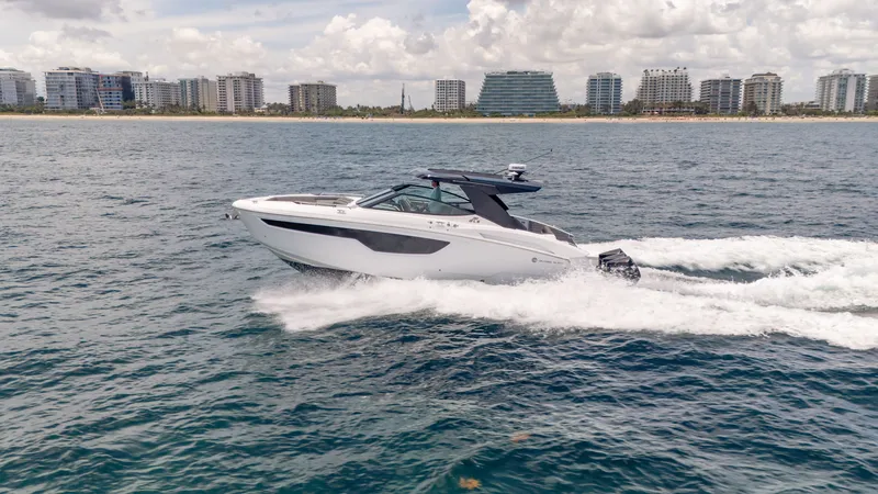 Slide: The Image of Cruisers 38 GLS 2021 - 14