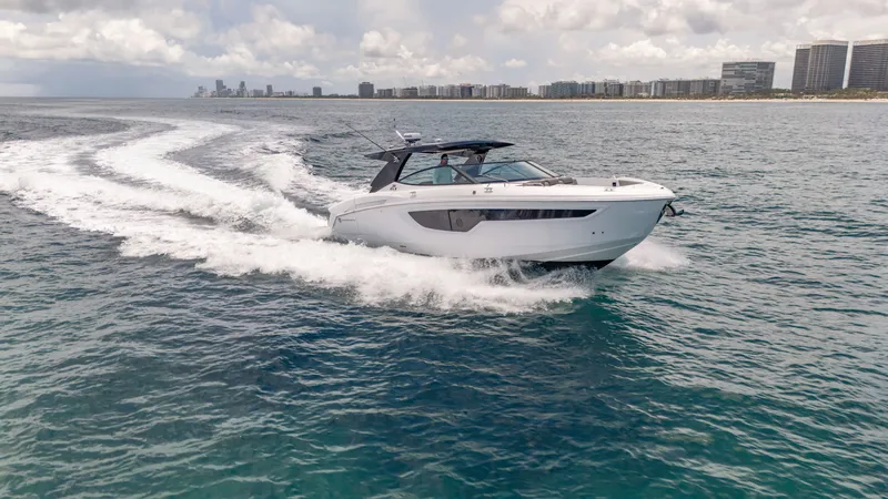 Slide: The Image of Cruisers 38 GLS 2021 - 18