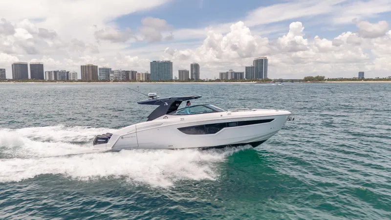 Slide: The Image of Cruisers 38 GLS 2021 - 23