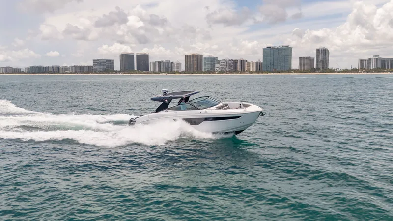 Slide: The Image of Cruisers 38 GLS 2021 - 24